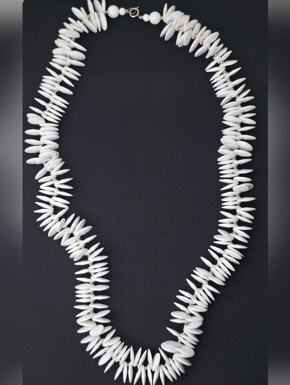Source Unknown White Molded Acrylic Bead Cluster Collar Necklace 15" Vtg